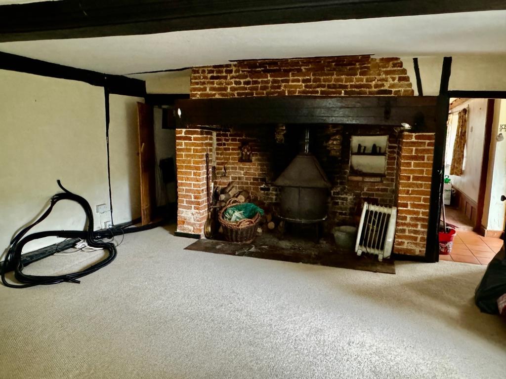 Lot: 107 - PERIOD PROPERTY FOR IMPROVEMENT - Living room